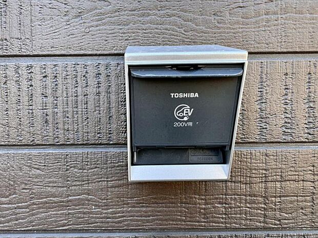 お家でお手軽に充電できるフタつきEV充電器!将来的にお持ちになる方も多いと思いますので今からあると便利ですね。