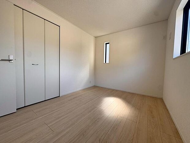 各部屋にクローゼットが付いているので整理整頓も安心。空間を有効に広く使うことができますね。
