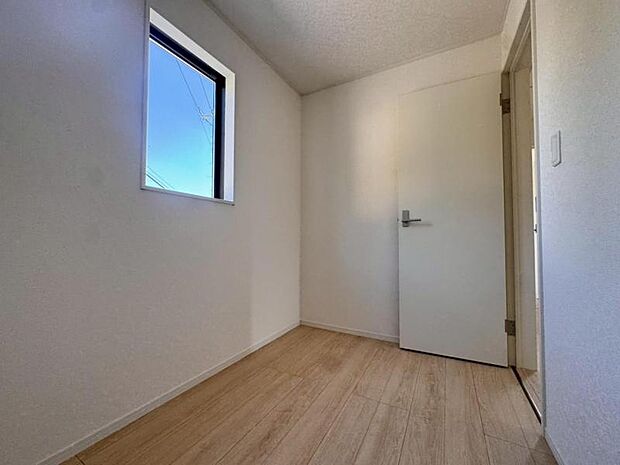 洋室のほかに扉付きで仕事や趣味などの作業に集中できるお部屋!