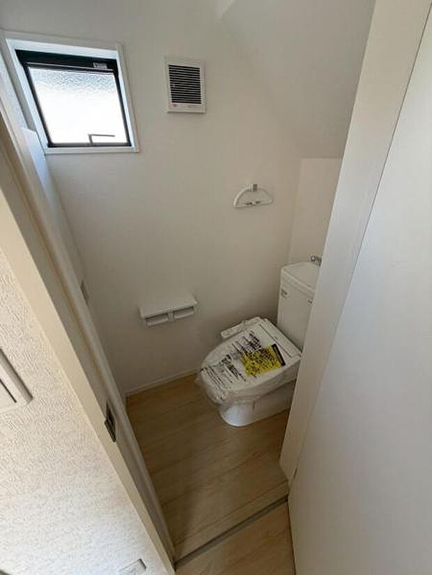 ウォシュレットなど多機能が付いたお手入れしやすい快適なトイレ。