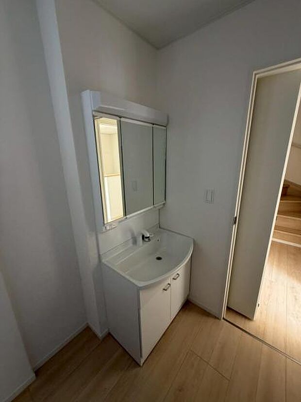 軽くて割れにくい衝撃に強いボウルを採用。水栓部分は引き出してハンドシャワーとしても使えるので便利です。