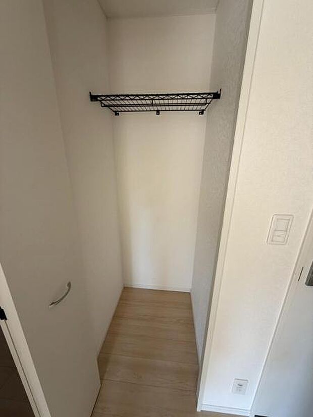 玄関脇収納は掃除用具やティッシュなどの日用品をスッキリ収納できます!