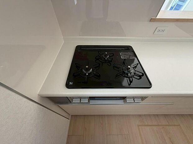 バーナーに安全センサーを搭載、フラットなホーロートップはお掃除らくらくです。