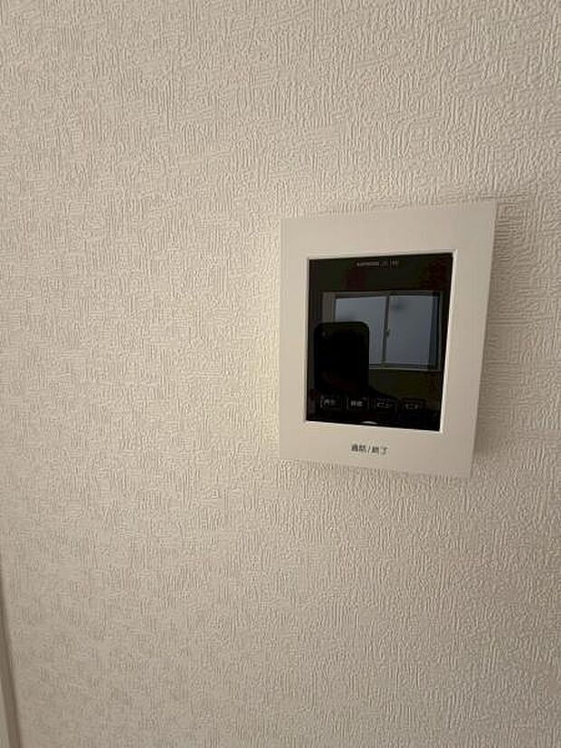 映像と音声で玄関先の様子をチェックできるモニター付インターホン。