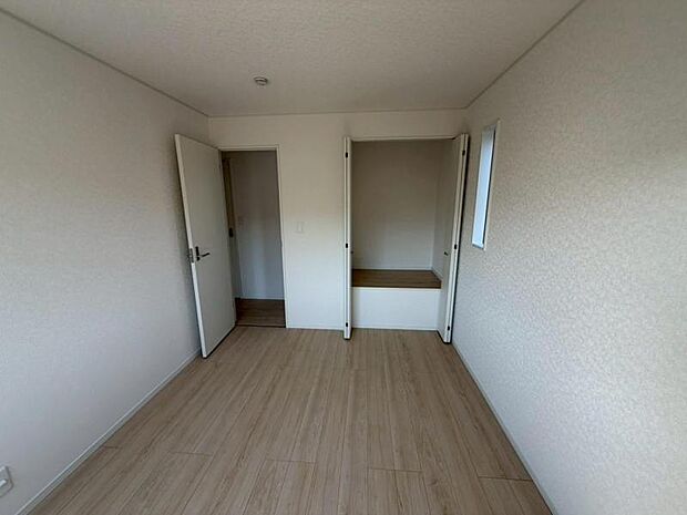 各部屋にクローゼットが付いているので整理整頓も安心。空間を有効に広く使うことができますね。