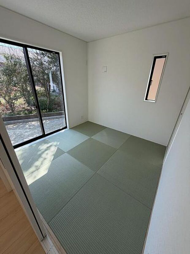 和室はホッとするようないぐさ香る癒しの和の空間です。