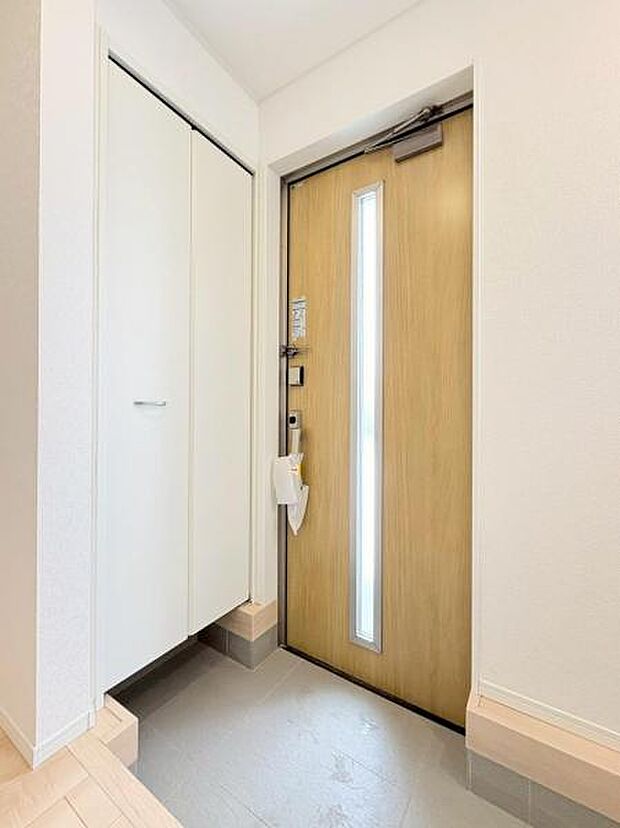 ご家族のたくさん増えた靴をキレイに収納できるシューズクローゼット付き。(同仕様)