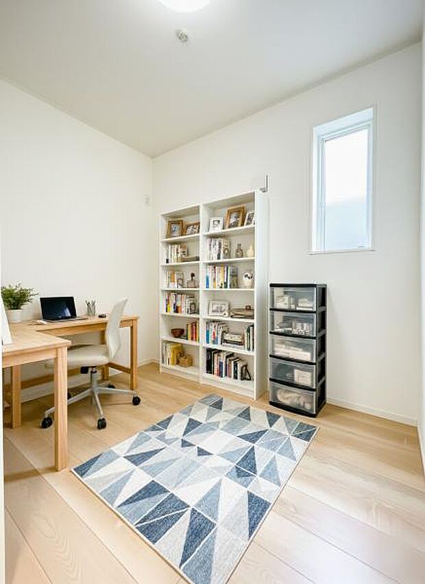 (同仕様)洋室のほかに扉付きで仕事や趣味などの作業に集中できるお部屋!
