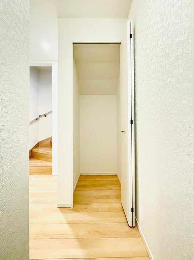 (同仕様)1階廊下収納は掃除用具やティッシュなどの日用品をスッキリ収納できます!