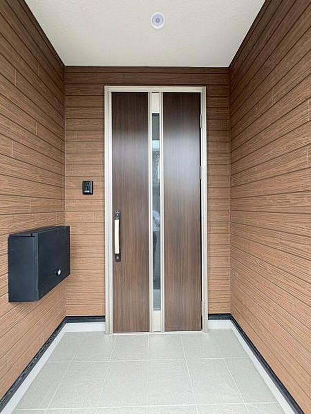 玄関ドアはピッキング対策に優れる2ロック式。家族を守るためのセキュリティ対策も安心です。(同仕様)