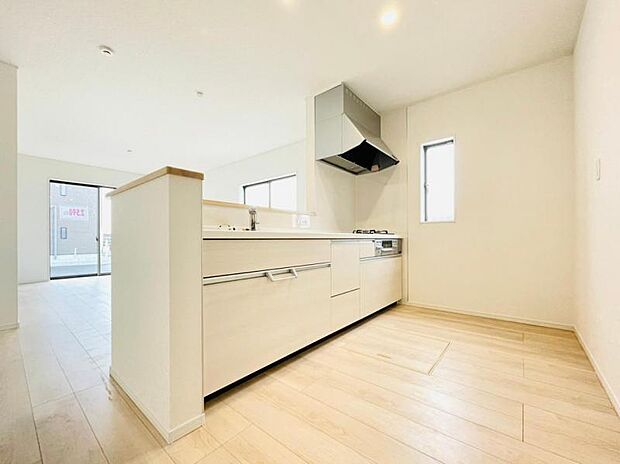 カウンター式のキッチンはリビングの様子を見ながら家事ができ、小さなお子さまがいる家族も安心です。(同仕様)