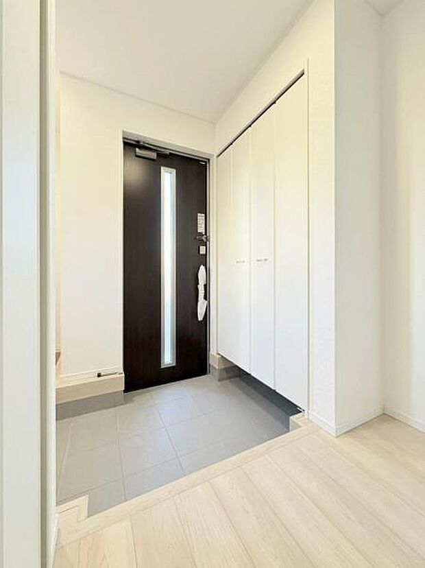 ご家族のたくさん増えた靴をキレイに収納できるシューズクローゼット付き。(同仕様)