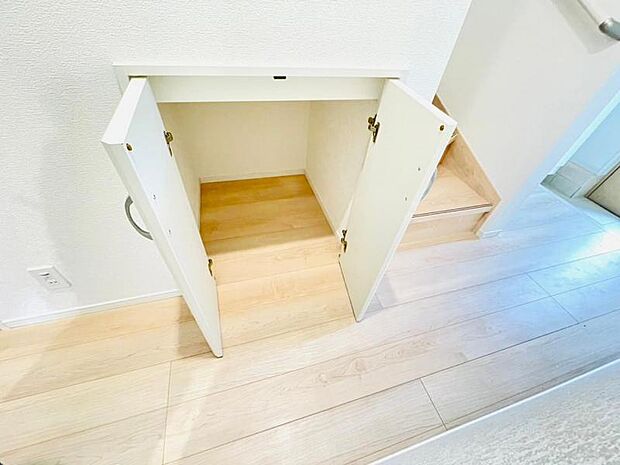 (同仕様)階段下のデッドスペースを有効活用した収納で、お家の中をすっきり保てます。