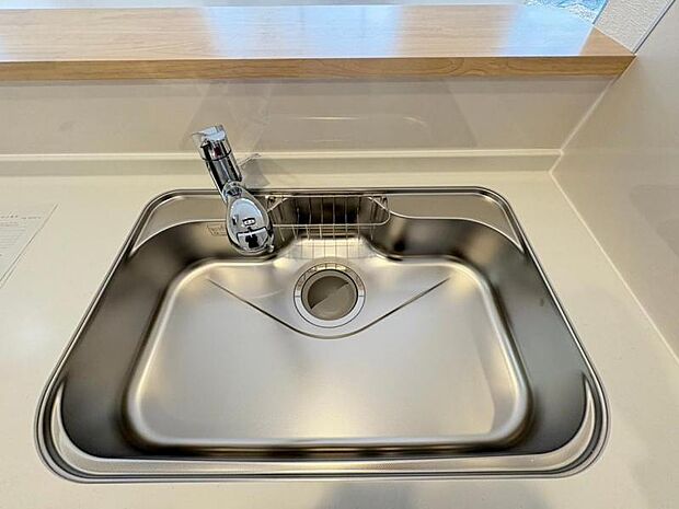 水や汚れをはじく特殊な樹脂と、耐摩耗性が高いセラミックを化学結合したコーティングで美しさを長く保ちます。(同仕様)