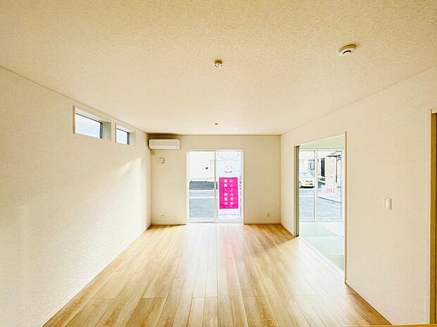 生活動線を考えて作られたリビングは家族の会話が弾む設計です。(同仕様)