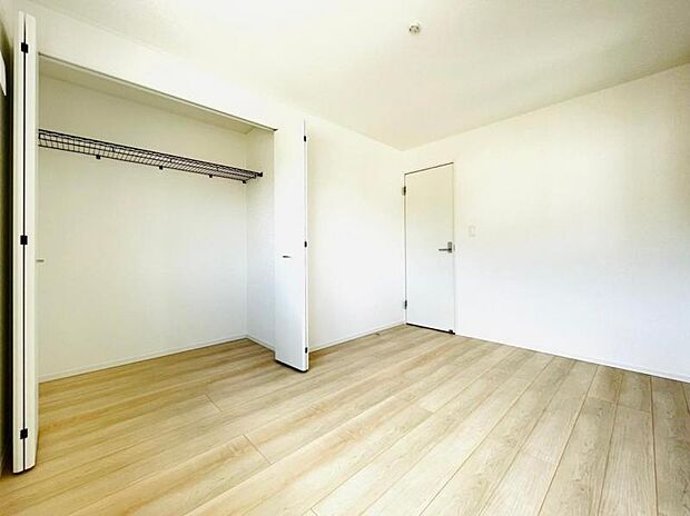 各部屋にクローゼットが付いているので整理整頓も安心。空間を有効に広く使うことができますね。(同仕様)