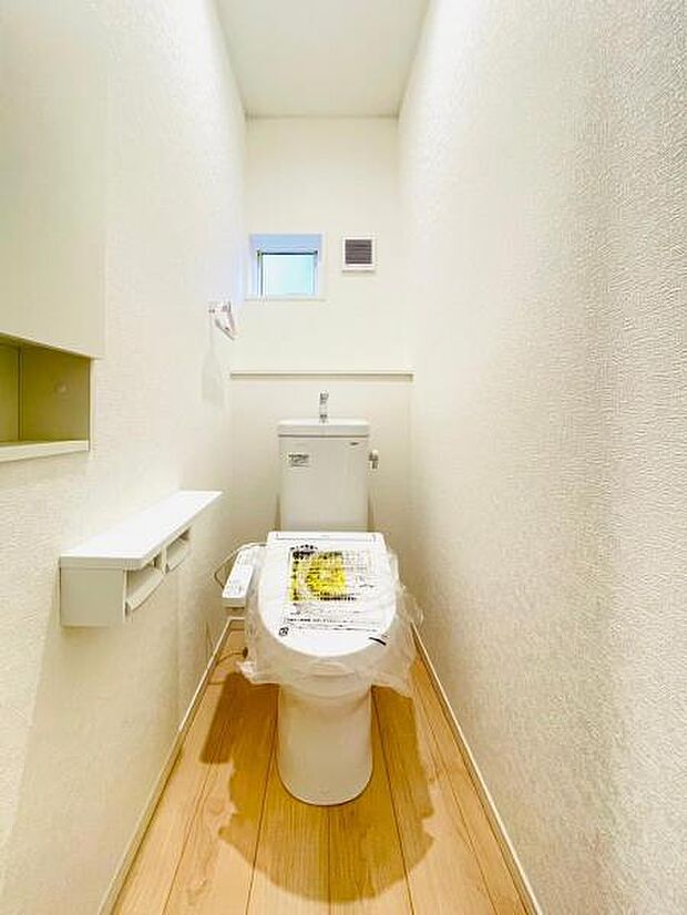 ウォシュレットなど多機能が付いたお手入れしやすい快適なトイレ。(同仕様)