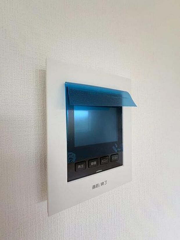 映像と音声で玄関先の様子をチェックできるモニター付インターホン。(同仕様)