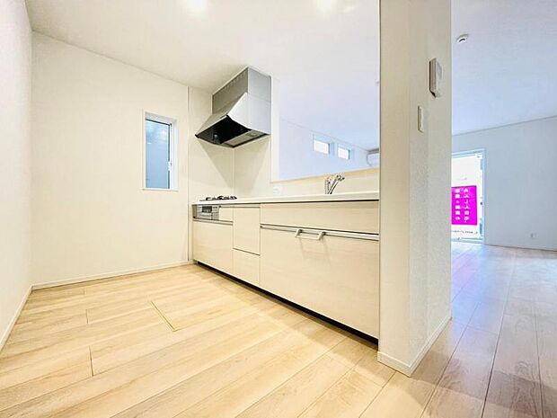 カウンター式のキッチンはリビングの様子を見ながら家事ができ、小さなお子さまがいる家族も安心です。(同仕様)