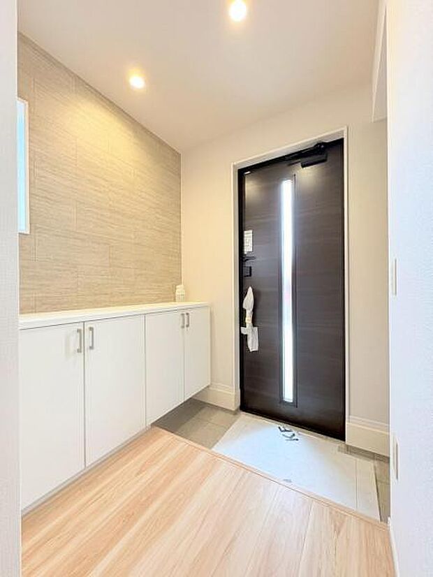 (同仕様)ご家族のたくさん増えた靴をキレイに収納できるシューズクローゼット付き。