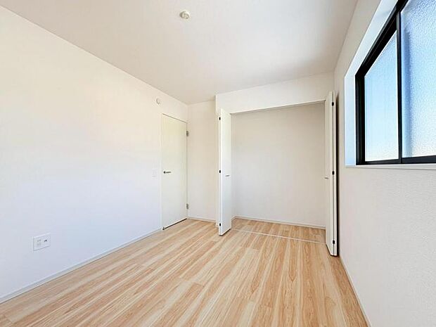 (同仕様)複層ガラスを採用。夏は日差しや紫外線をカット。冬は外からの冷気をシャットアウト！