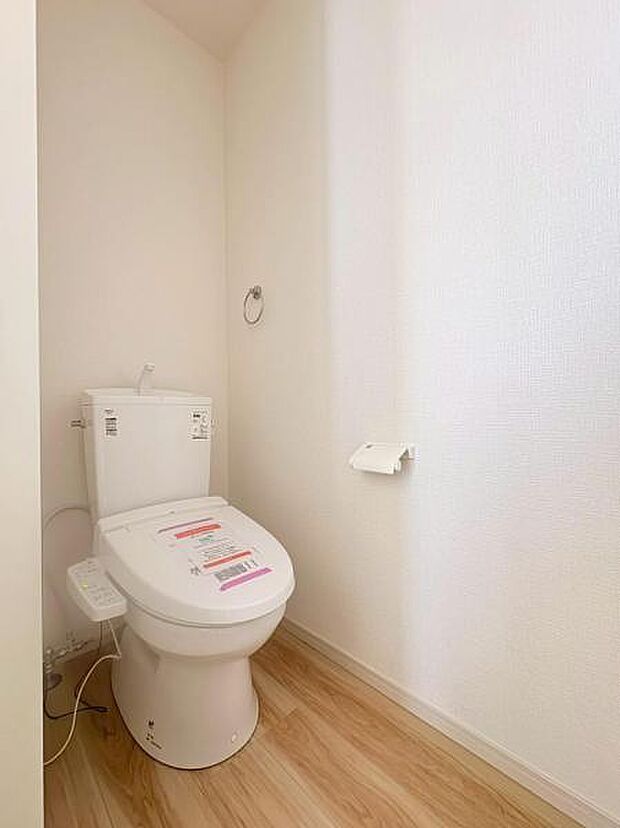 (同仕様)ウォシュレットなど多機能が付いたお手入れしやすい快適なトイレ。