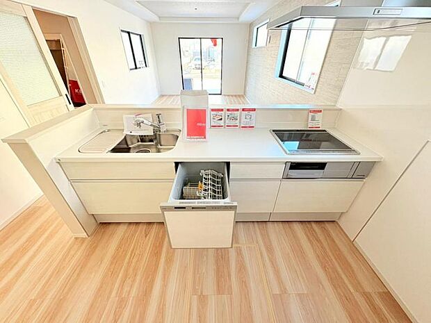 (同仕様)ボタンで簡単操作！家事の時短に便利な食器洗乾燥機を標準装備。