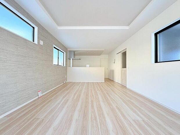 (同仕様)開放感と採光にこだわった居心地の良いゆとりのリビングです。