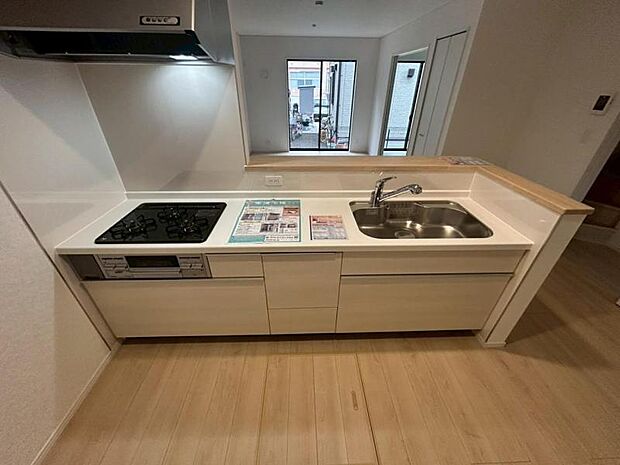 カウンター式のキッチンはリビングの様子を見ながら家事ができ、小さなお子さまがいる家族も安心です。