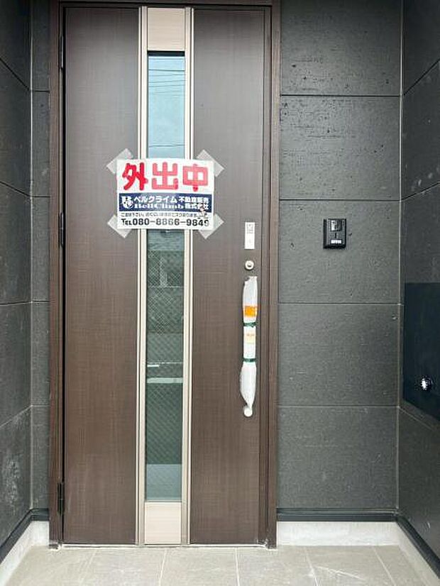 玄関ドアはピッキング対策に優れる2ロック式。家族を守るためのセキュリティ対策も安心です。