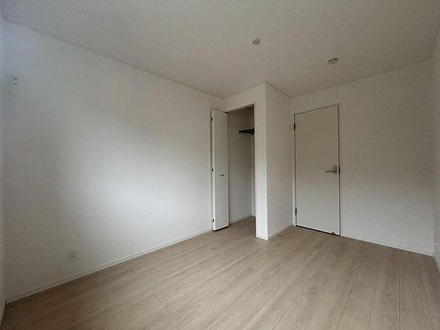 各部屋にクローゼットが付いているので整理整頓も安心。空間を有効に広く使うことができますね。
