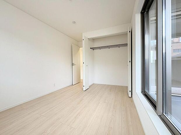 各部屋にクローゼットが付いているので整理整頓も安心。空間を有効に広く使うことができますね。