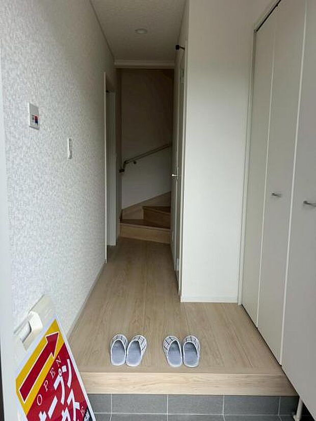 階段は手摺が付いた使う人みんなに優しい安全設計。