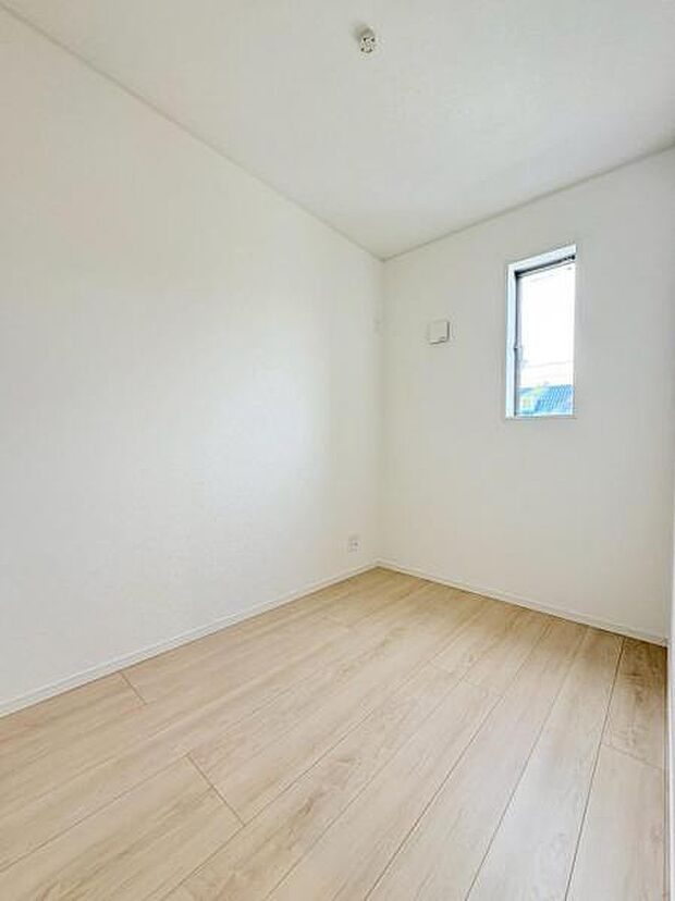 洋室のほかに扉付きで仕事や趣味などの作業に集中できるお部屋!