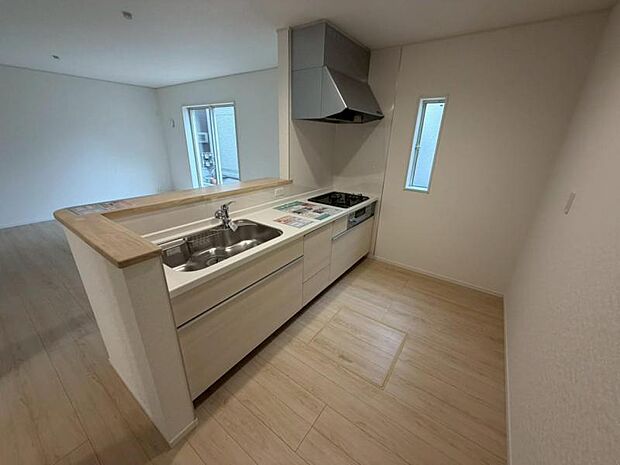 カウンター式のキッチンはリビングの様子を見ながら家事ができ、小さなお子さまがいる家族も安心です。