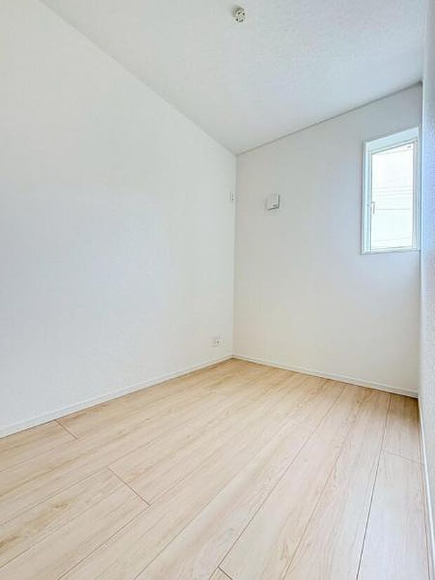 洋室のほかに扉付きで仕事や趣味などの作業に集中できるお部屋!