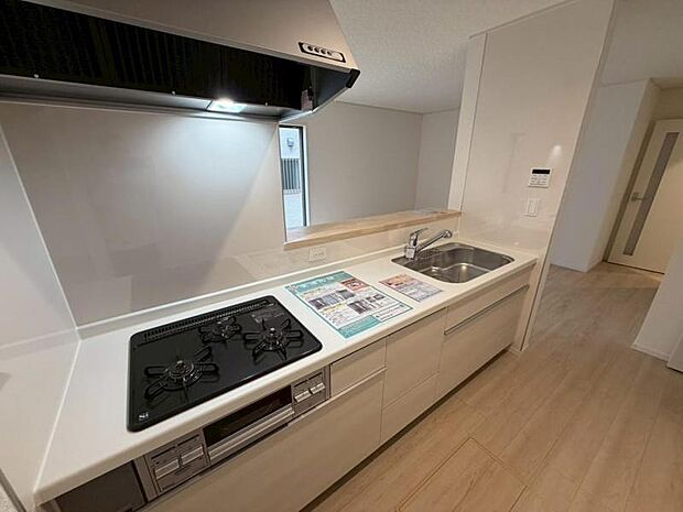 カウンター式のキッチンはリビングの様子を見ながら家事ができ、小さなお子さまがいる家族も安心です。