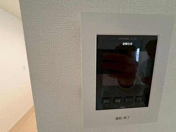 映像と音声で玄関先の様子をチェックできるモニター付インターホン。