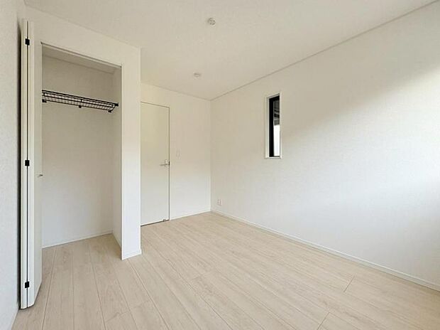 各部屋にクローゼットが付いているので整理整頓も安心。空間を有効に広く使うことができますね。