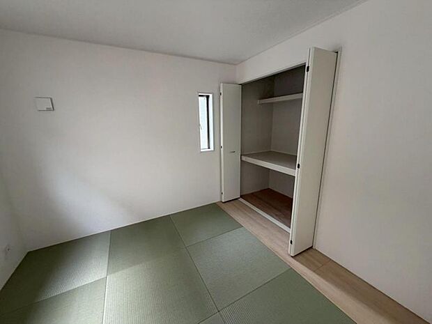 和室はホッとするようないぐさ香る癒しの和の空間です。