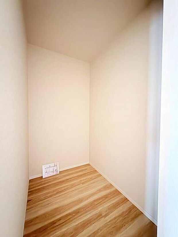 (同仕様)大きいものから小さなものまで収納でき、整理整頓に大活躍のウォークインクローゼットを完備。