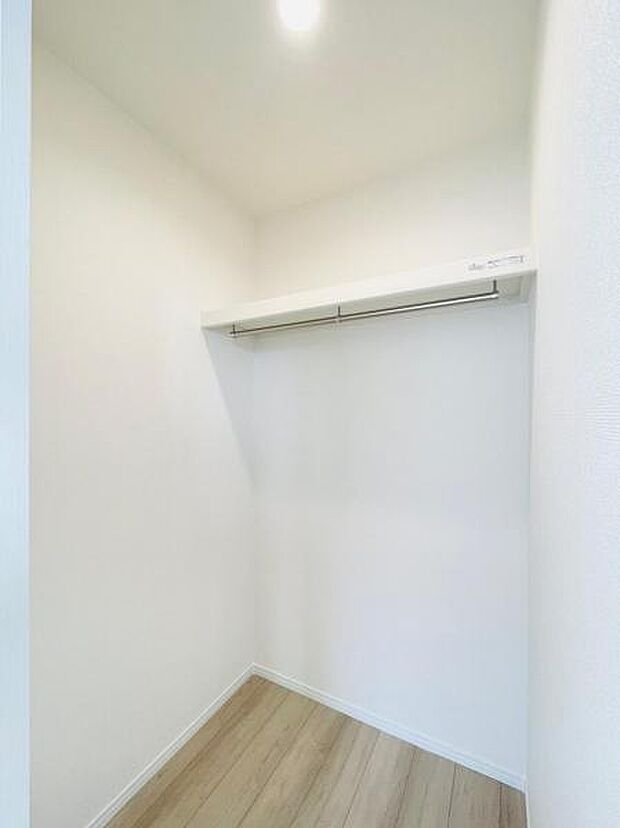 (同仕様)大きいものから小さなものまで収納でき、整理整頓に大活躍のウォークインクローゼットを完備。
