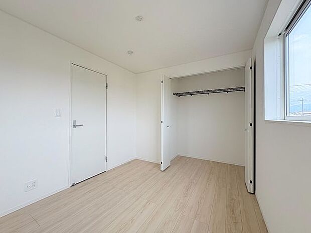 各部屋にクローゼットが付いているので整理整頓も安心。空間を有効に広く使うことができますね。