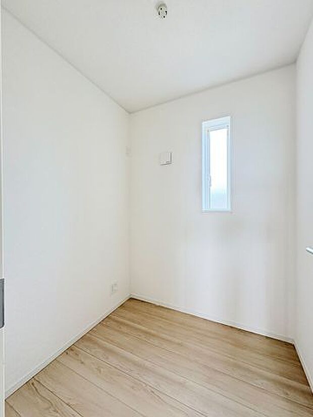 洋室のほかに扉付きで仕事や趣味などの作業に集中できるお部屋!