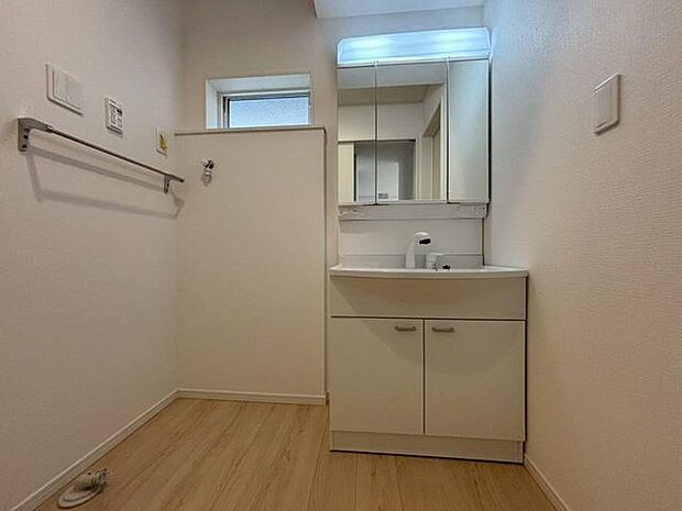 軽くて割れにくい衝撃に強いボウルを採用。水栓部分は引き出してハンドシャワーとしても使えるので便利です。