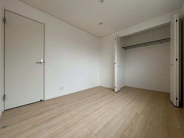 各部屋にクローゼットが付いているので整理整頓も安心。空間を有効に広く使うことができますね。