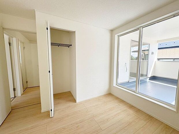各部屋にクローゼットが付いているので整理整頓も安心。空間を有効に広く使うことができますね。
