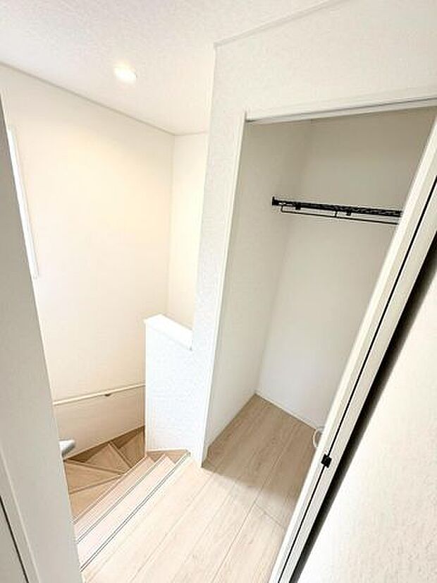 2階で使うティッシュやお水、ごみ袋などを収納しておけます！お部屋をその分広く使えて1階に降りて取りに行く手間が省けます！