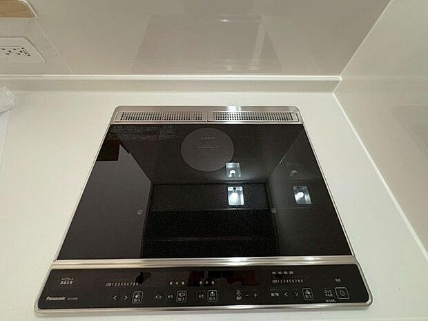 (同仕様)サッと汚れを拭き取れるのでお手入れらくちん、ボタン操作で便利で簡単なIHクッキングヒーター。