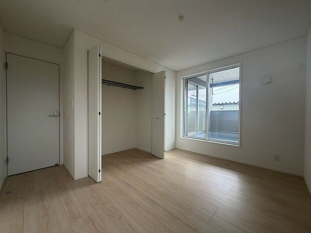 洋室や各部屋に断熱性に優れた「ペアガラス」を使用。福島の寒い冬も暖かく過ごせます。